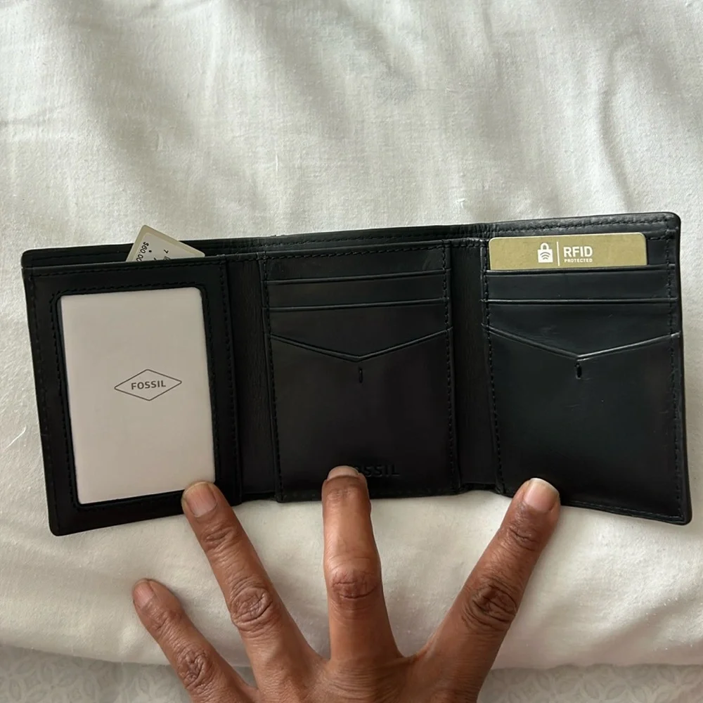 FOSSIL BLACK LEATHER WALLET MSRP $60.00 NWT